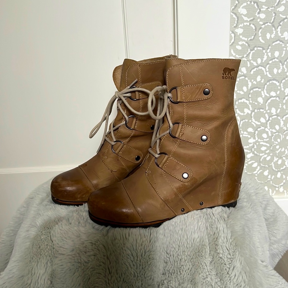 Sorel wedge heel boot